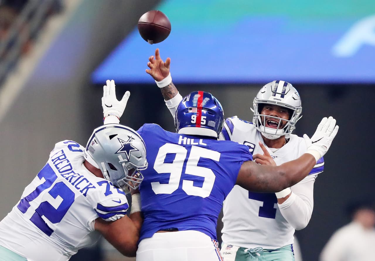 Dak Prescott salió en una tarde sensacional donde completó 25/32 pases, lanzó 405 yardas con cuatro anotaciones y sin ninguna intercepción.