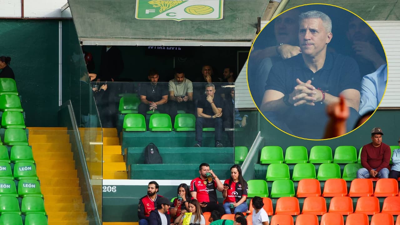 Hernán Crespo aparece en las gradas del estadio durante el León vs. Atlas