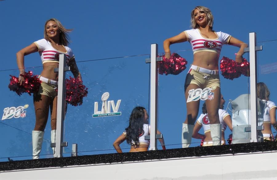 Así se vive el color en el Hard Rock Stadium de Florida previo al partido entre San Francisco 49ers y Kansas City Chiefs.