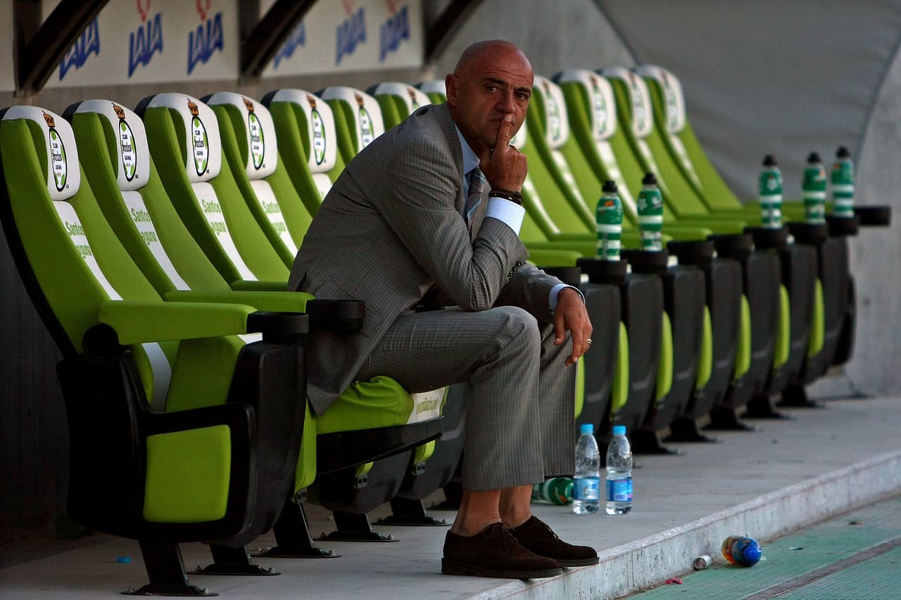 Sin embargo, luego de cuatro años en 2010, Sánchez Solá dejaría definitivamente su cargo como DT de Puebla, luego de conseguir una enorme popularidad gracias a que evitó el descenso de un equipo con jugadores jóvenes y con poca experiencia.