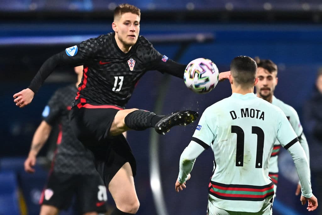 Portugal se impone a Croacia con la mínima durante la Eurocopa de la UEFA Sub-21. Fábio Vieira anotó el gol de la victoria al minuto 68 del encuentro. Los lusos enfrentarán a Inglaterra el domingo 28 de marzo, mientras que los croatas se medirán ante Suiza en el Grupo D.