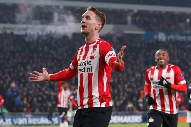 Al minuto 17 Luuk De Jong abrió la cuenta para el PSV que se consolidó como líder de la Eredivisie.