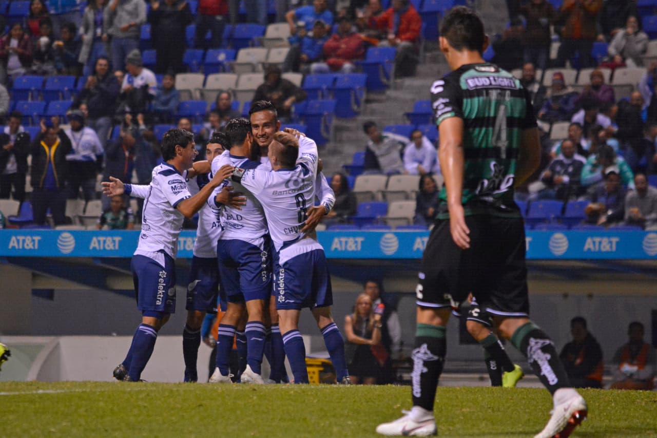 Con un fulminante remate de media distancia, el mediocampista Pablo González anotó el primer gol del partido para la Franja a los 20 minutos de juego.