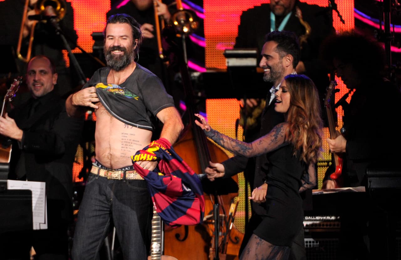 Aquella comunión que sucede entre músicos se acentúa con el amor al futbol. En alguna ocasión Donés dejó claro que más allá de ser futbolero, se consideraba culé.