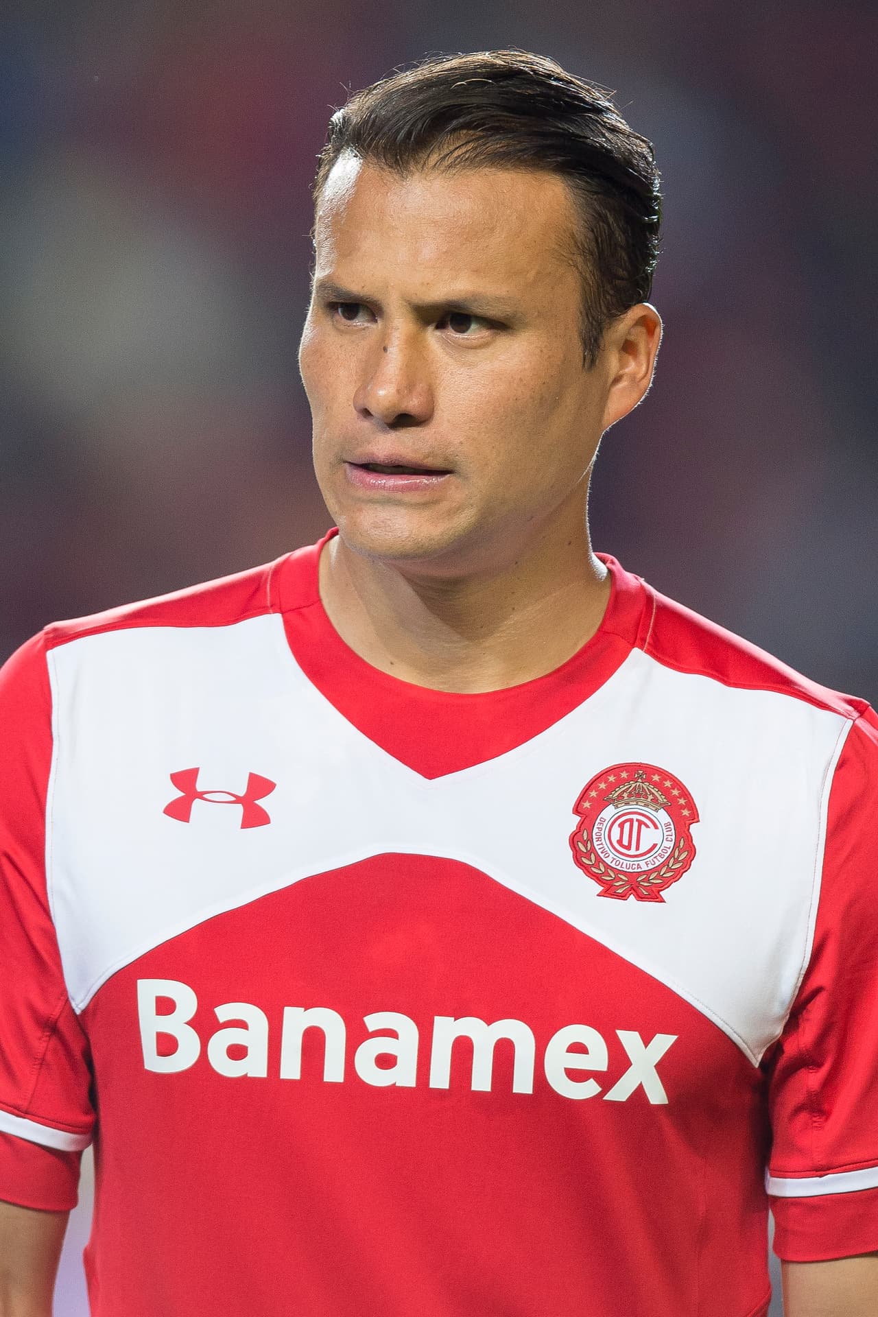 Aaron Galindo, el defensor del Toluca metió un autogol al seguir su marca en un centro dentro de su área, pero con un pequeño toque con la cabeza del jugador de Chivas, agarró mal parado a Galindo que terminó mandando el balón a su portería.