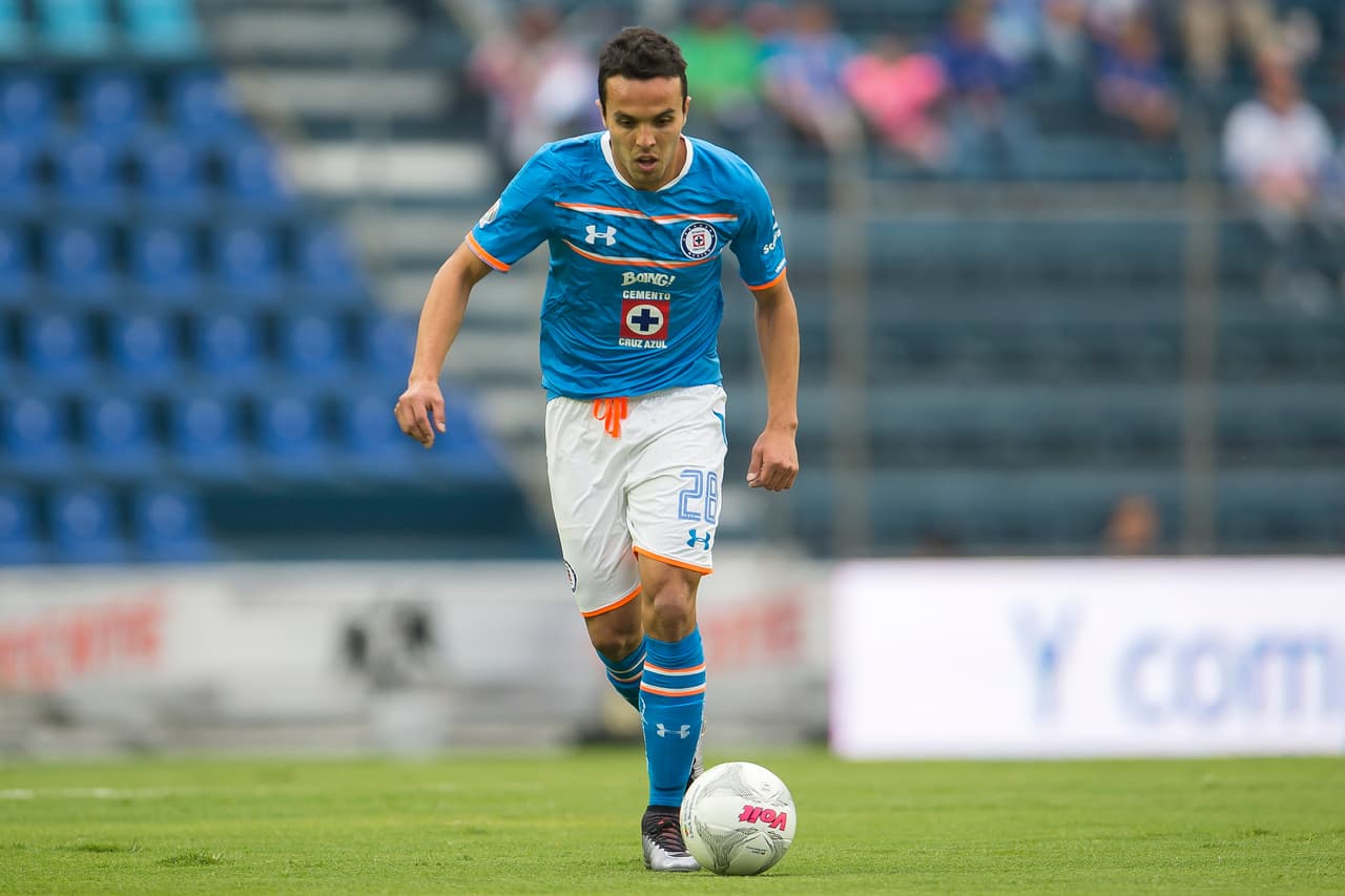 El jugador de la Máquina Celeste, Omar Mendoza, derribó dentro del área a Henry Martín, ocasionando la pena máxima que segundos después marcararía Dayrno Moreno del Club Tijuana.