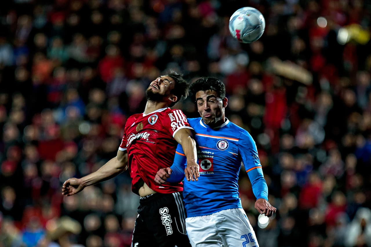 Juan García Sancho del Cruz Azul recibió dos veces en el mismo partido el cartón preventivo, por lo que tuvo que abandonar a sus compañeros en el empate contra Xolos en el estadio Caliente.