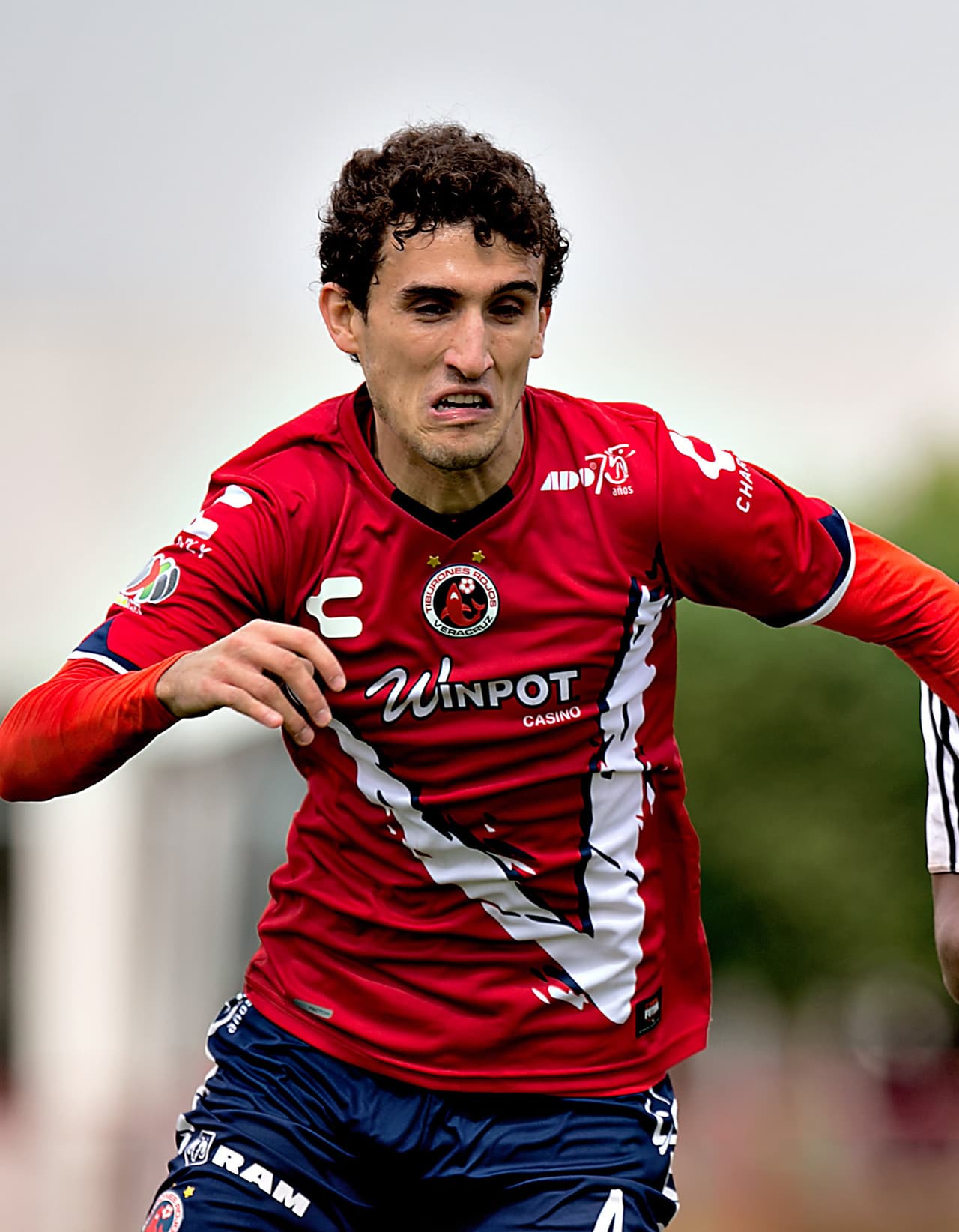 Nery Godínez, el jugador de los Tiburones Rojos del Veracruz mostró su inexperiencia y cometió falta dentro del área a Emanuel Villa, donde el mismo delantero del Querétaro terminaría anotando para igualar el marcador en ese momento del partido.