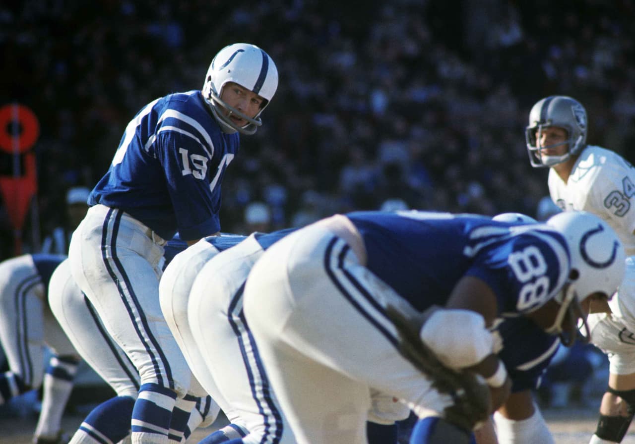 Solo el miembro del Salón de la Fama DAN MARINO (44 juegos), KURT WARNER (50) y el también miembro del Salón de la Fama JOHNNY UNITAS (53) consiguieron este hito en una menor cantidad de partidos.