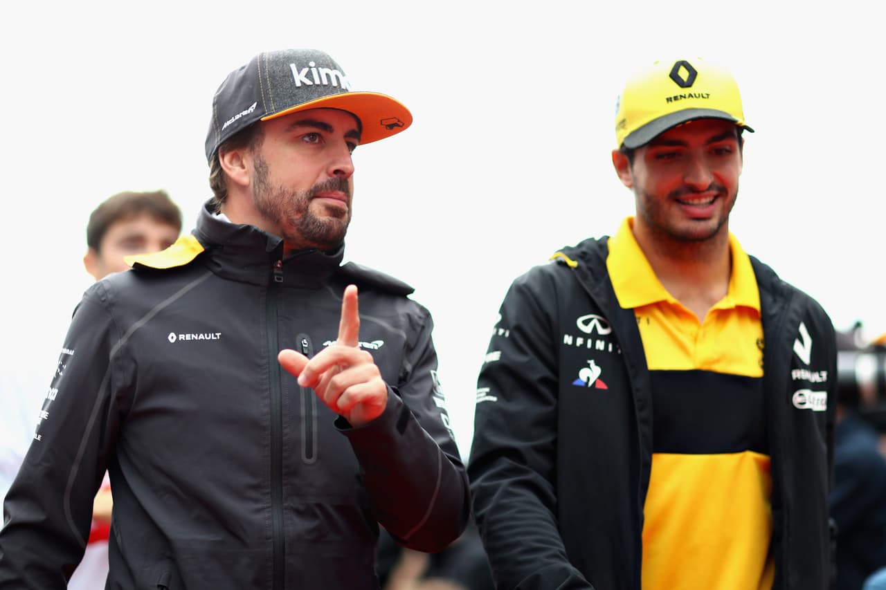 SOCHI, RUSSIA - SEPTEMBER 30: Fernando Alonso of Spain and McLaren F1 talks with Carlos Sainz of Spain and Renault Sport F1 on the drivers parade before the Formula One Grand Prix of Russia at Sochi Autodrom on September 30, 2018 in Sochi, Russia. (Photo by Mark Thompson/Getty Images)