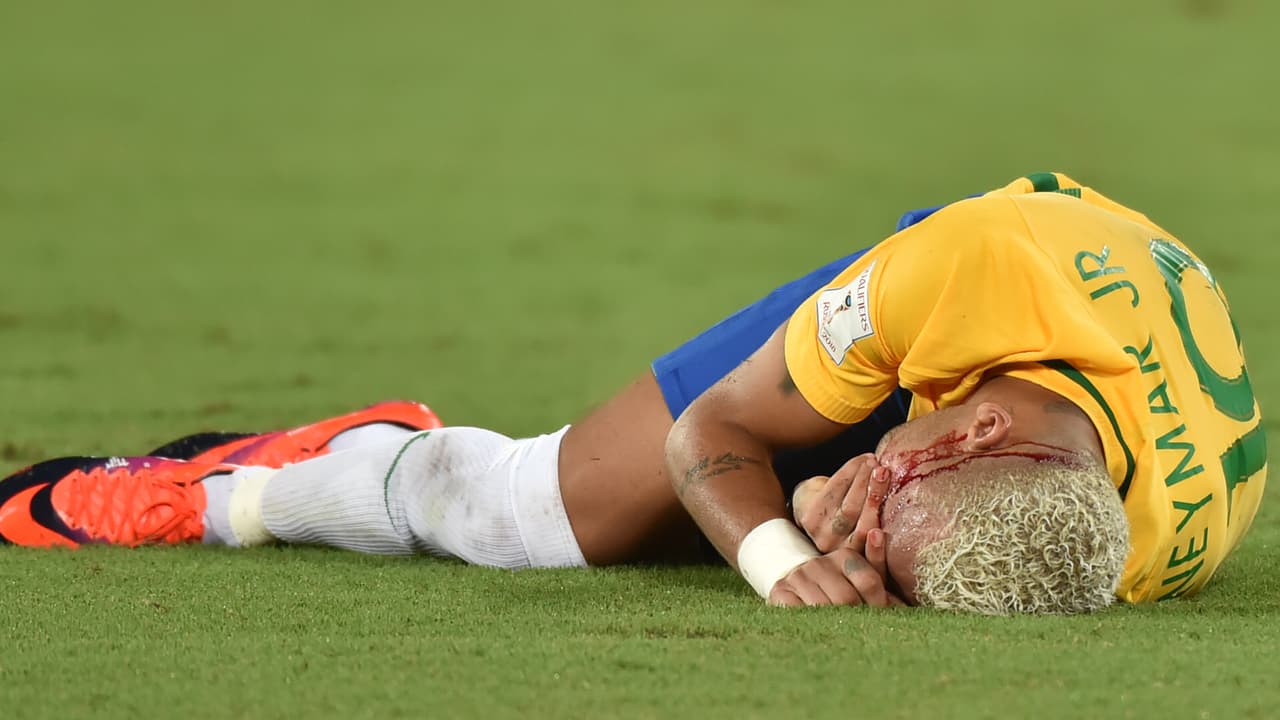 Neymar sufrió un codazo que lo dejó tendido en el Brasil vs. Bolivia