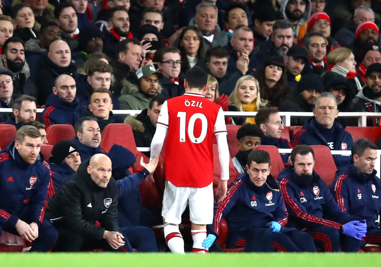 Özil se queja de trato inhumano y sin reciprocidad en Arsenal