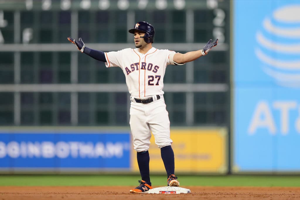 José Altuve, pegó un profundo batazo por el jardín derecho del Minute Maid Park. El patrullero en ese prado, Mookie Betts hizo por el batazo, que estaba coqueteando con el jonrón.