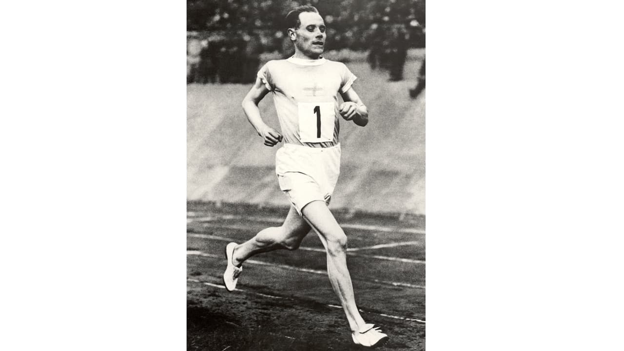 <b>Paavo Nurmi, Finlandia (1897-1973).</b>
<b>Atletismo</b>. Ganó un total de nueve medallas de oro y tres de plata en los 12 eventos olímpicos en los que participó. En Amberes, 1920, obtuvo medallas de oro en los 10.000 metros y en las pruebas de campo traviesa individual y por equipos. Luego cinco más en los Juegos de París de 1924. Un monumento en su nombre se levanta hasta en las afueras del estadio Olímpico de Helsinki.
<br>