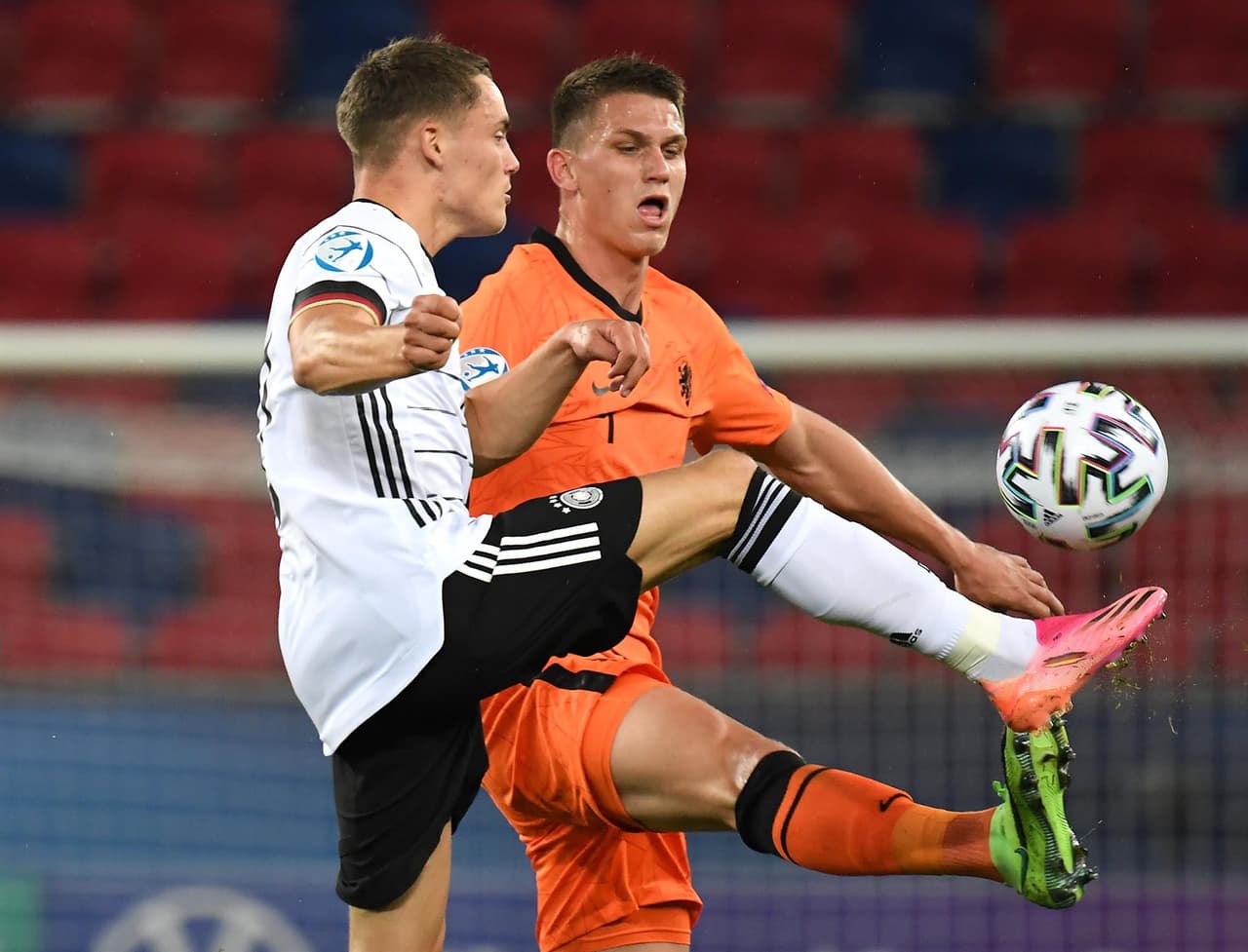 Alemania se impone a Holanda 2-1 durante la Semifinal de la Eurocopa Sub-21 y pasa a la final. Florian Wirtz, con doblete, le daba la ventaja a la escuadara alemana a escasos minutos de haber empezado el encuentro. Fue hasta la segunda mitad que la 'Naranja Mecánica' anotó gol por parte de Perr Schuurs sin lograr el empate.