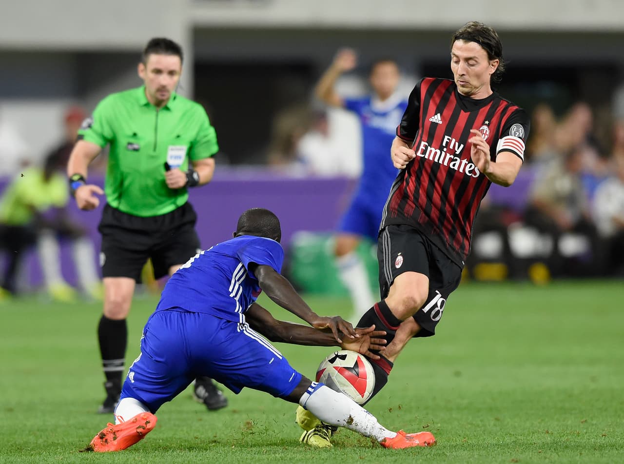 Riccardo Montolivo es otro de los jugadores que constantemente se agregan al frente y que podrían ser una pesadilla para la zaga de la Fiorentina pues sus 27 goles totales en la liga italiana dan constancia de que no tiene problemas para definir una jugada.