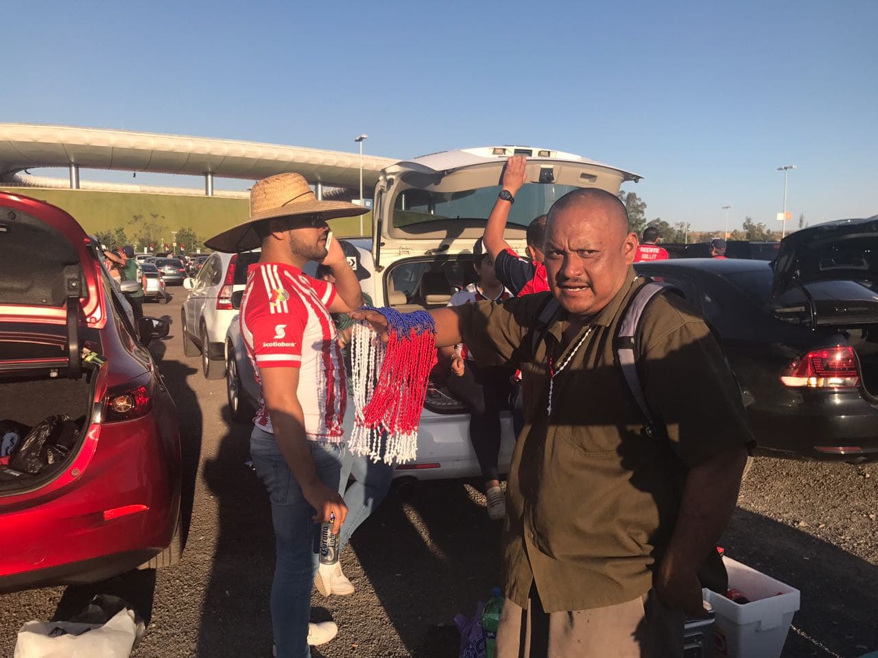 En los alrededores el estadio Akron la alegría y emoción la pusieron los aficionados de las Chivas que entusiasmados por un nuevo título de su equipo llegaron en gran número para ver la final de la Concacaf Liga de Campeones ante Torotno F.C.