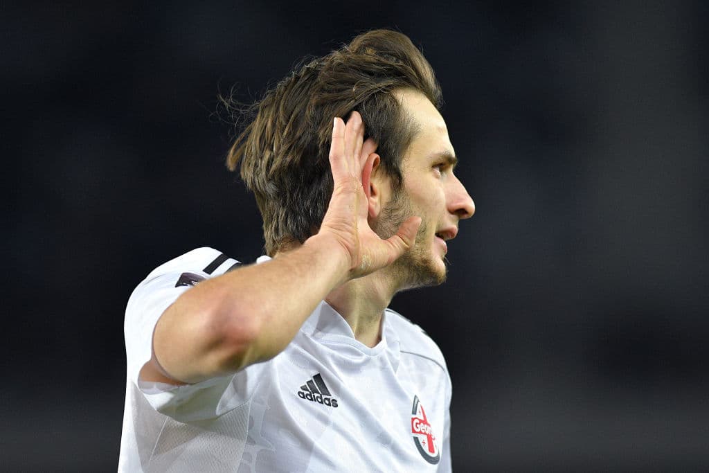 De último minuto, España se impone ante Georgia y se van con 2-1 durante la segunda fecha de eliminatoria rumbo al Mundial de Catar 2021. Kvaratskhelia marcó el primer tanto del encuentro, pero fueron Ferrán Torres y Dani Olmo que salvaron el resultado y victoria para la escuadara española.