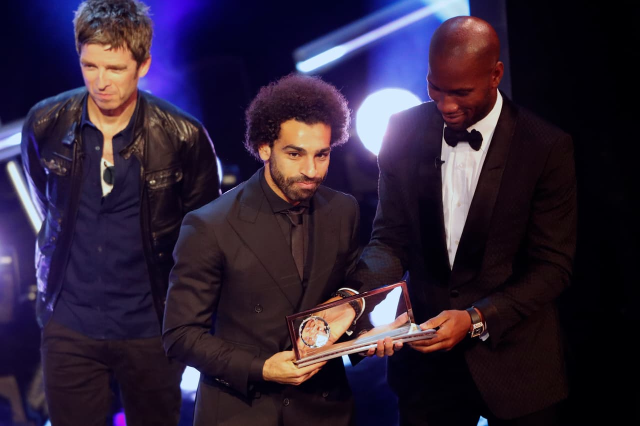 Mohammed Salah recibió el premio Puskas al Mejor gol del año de manos de Didier Drogba.