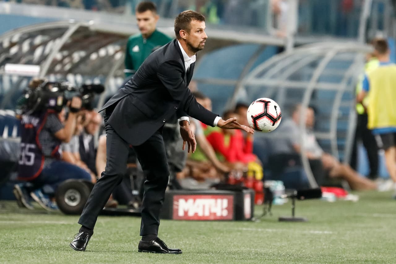 Sergey Semak es entrenador del Zenit desde finales de mayo de 2018 y tiene contrato hasta el 2020. Llevó a su equipo a conquistar la Liga Premier de Rusia en la campaña 2018-19.