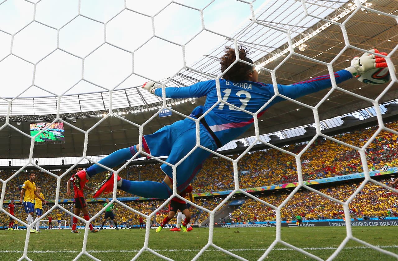 Guillermo Ochoa fue la gran figura de México en el empate sin goles contra Brasil, que llegó hasta semifinales del Mundial.