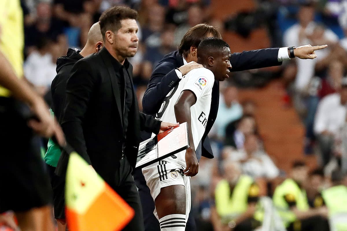 El delantero brasileño de 18 años, Vinicius Junior (centro), debutó oficialmente con el Real Madrid este sábado.