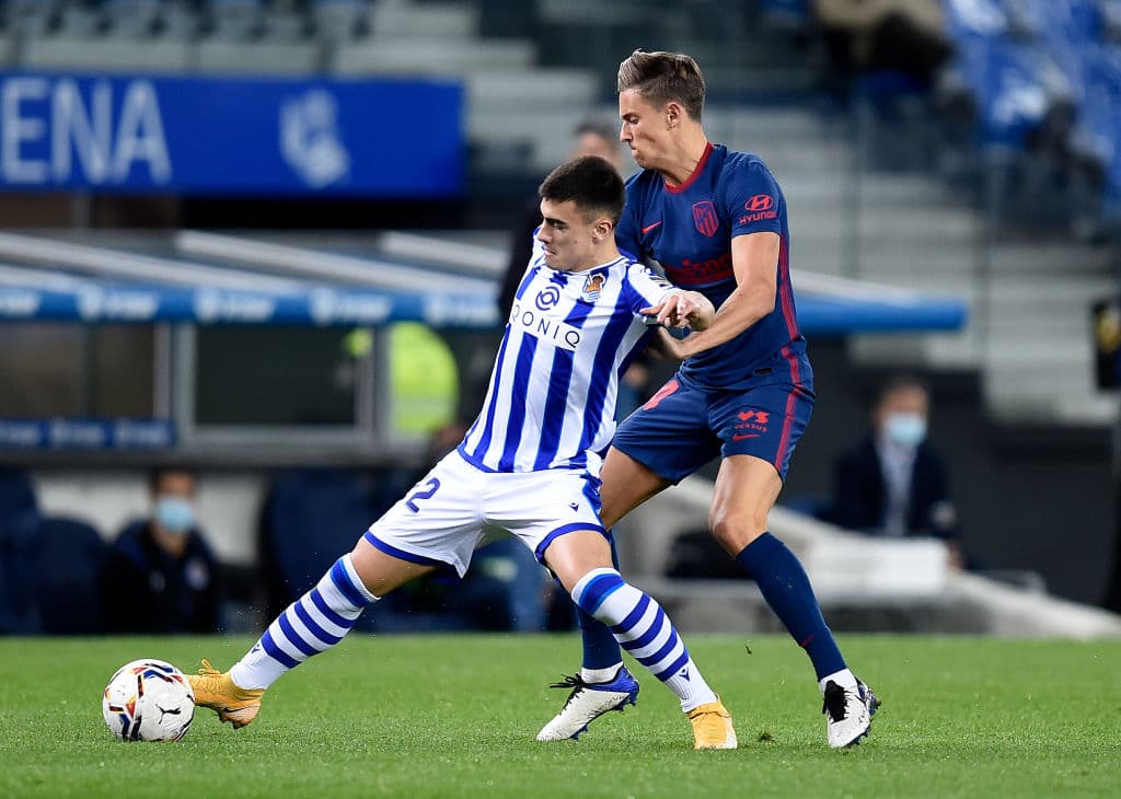 El conjunto colchonero sacó un importante resultado en Anoeta y ya aventaja seis unidades a los de Barrenetxea. | Mario Hermoso Canseco (49’) y Marcos Llorente (74’) hicieron los tantos para la victoria de los del ‘Cholo’ que cerrarán el año recibiendo al Getafe.