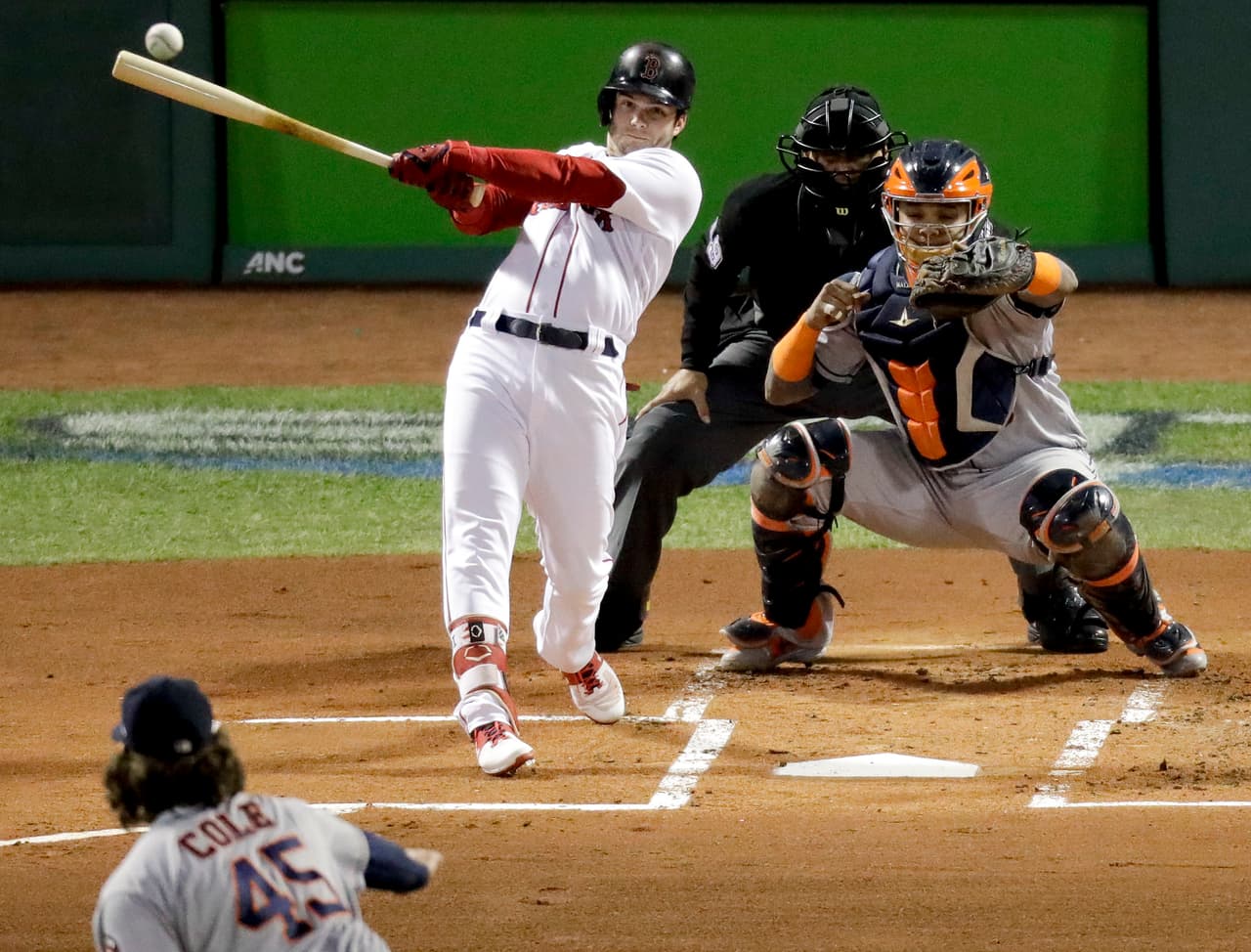 En el primer inning Andrew Benintendi pegó sencillo al central para empujar la primera carrera de Boston, llevando al plato a Mookie Betts. Rafael Devers empujó a Benintendi con otro hit para el 2-0.