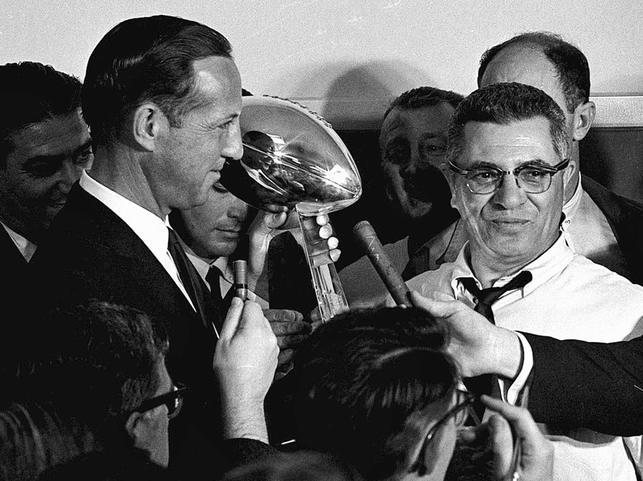 El comisionado de la NFL, Pete Rozelle, con el trofeo apunto de entregarlo a los Packers.