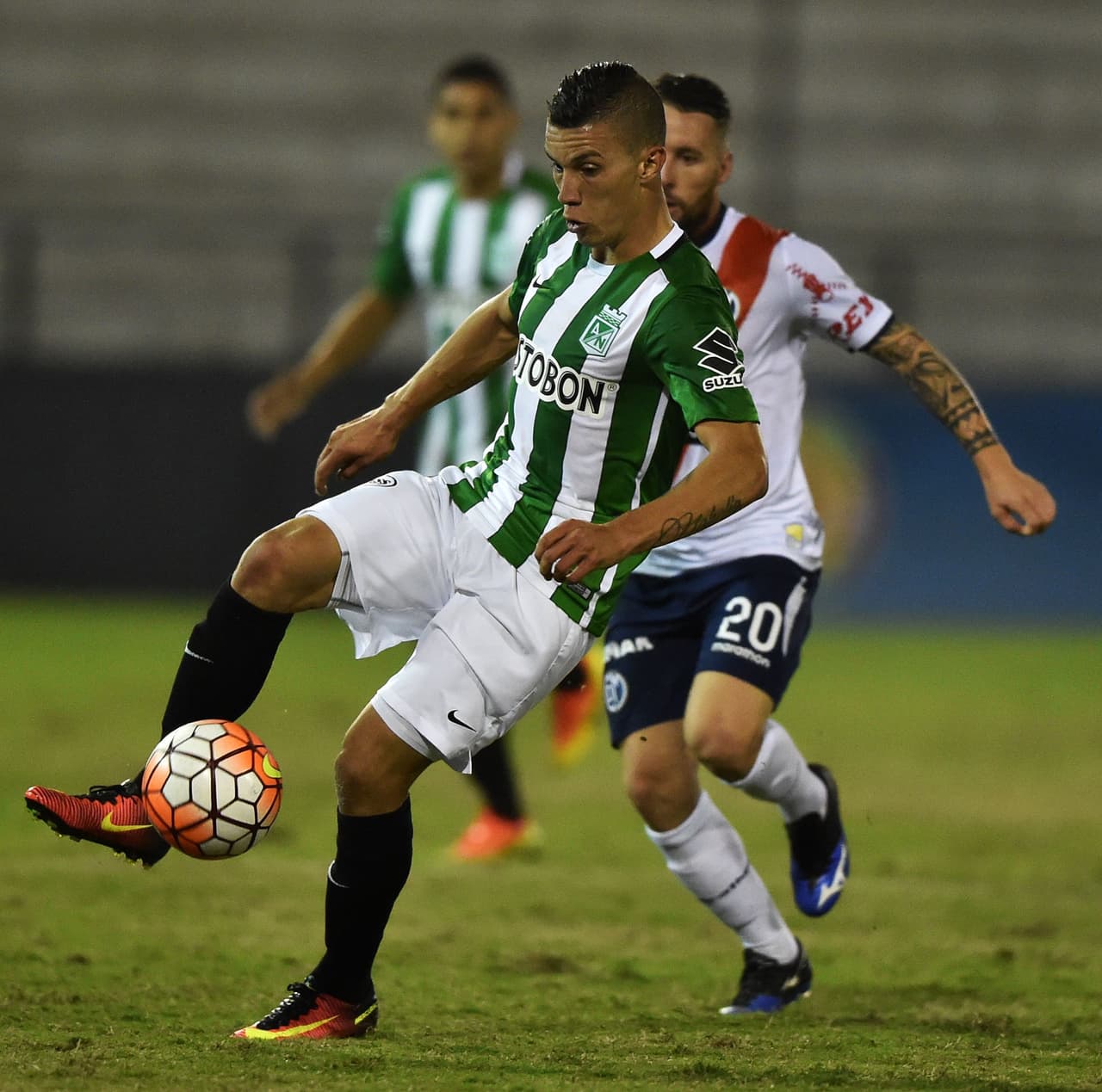 Matheus Uribe, un jugador polifuncional que se destaca como volante y tendrá que cumplir las expectativas del América de México y del 'Piojo' Herrera.