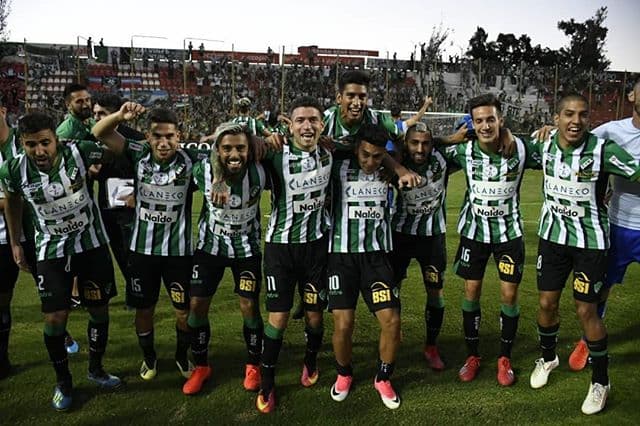 Mientras tanto, los jugadores del modesto Villa Mitre celebraron su clasificación.