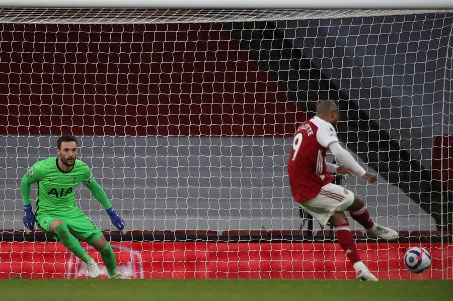 Arsenal se impone al Tottenham con marcador de 2-1. Erik Lamela abrió el marcador para los Spurs al minuto 33, pero fueron Martin Odegaard y Alexandre Lacazette quienes le dieron la victoria a los Gunners durante la Jornada 28 de la Premier League. Lamela salió expulsado al minuto 76.