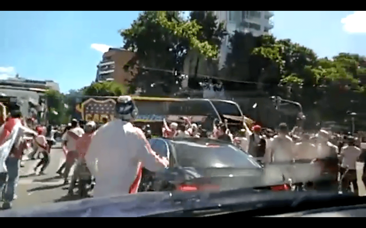 Varios jugadores de Boca resultaron heridos por los cristales rotos.