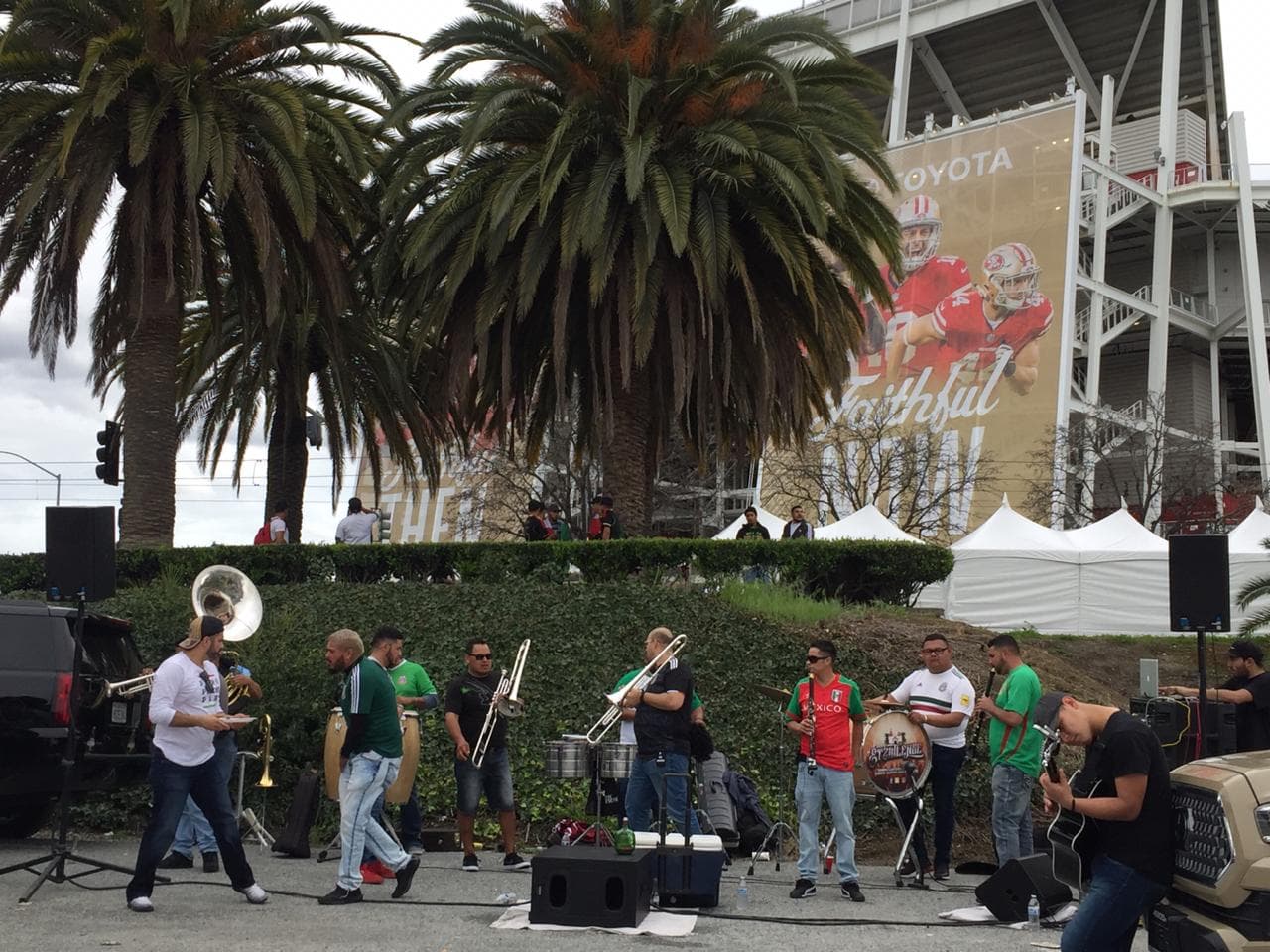 Así se vivió el color previo al partido amistosos internacional entre las selecciones de México y Paraguay en la casa de los San Francisco 49ers, el Levi's Stadium, en Santa Clara, California.