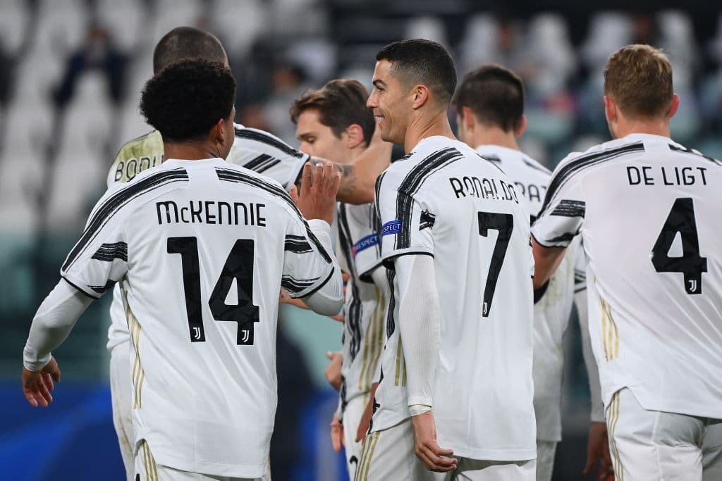 La Juventus golea al Dinamo de Kiev 3-0. Con goles de Federico Chiesa, Cristiano Ronaldo y Álvaro Morata. La árbitro Stéphanie Frappart se convierte en la primera mujer en pitar un partido de la Champions League.