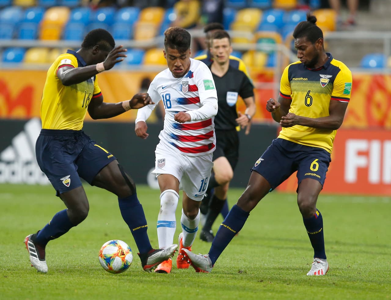 Ulysses Llanez Jr. es un extremo de 18 años que pertencece al Wolfsburg. Puede jugar por ambas bandas y se formó en la Academia del Galaxy. Ya mostró su interés en jugar con el Tri.