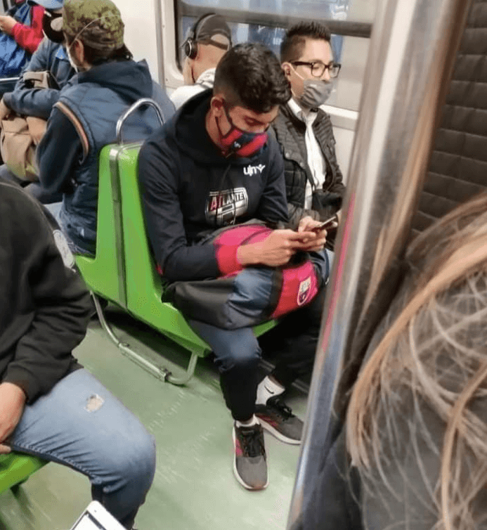 Sorprende futbolista profesional viajando en el metro