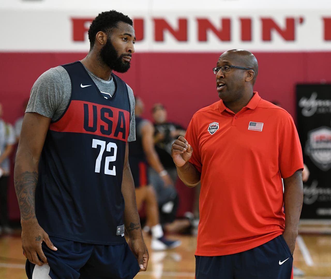 Mike Brown, asistente de Popovich, también impartía un que otra indicación a Andre Drummond.