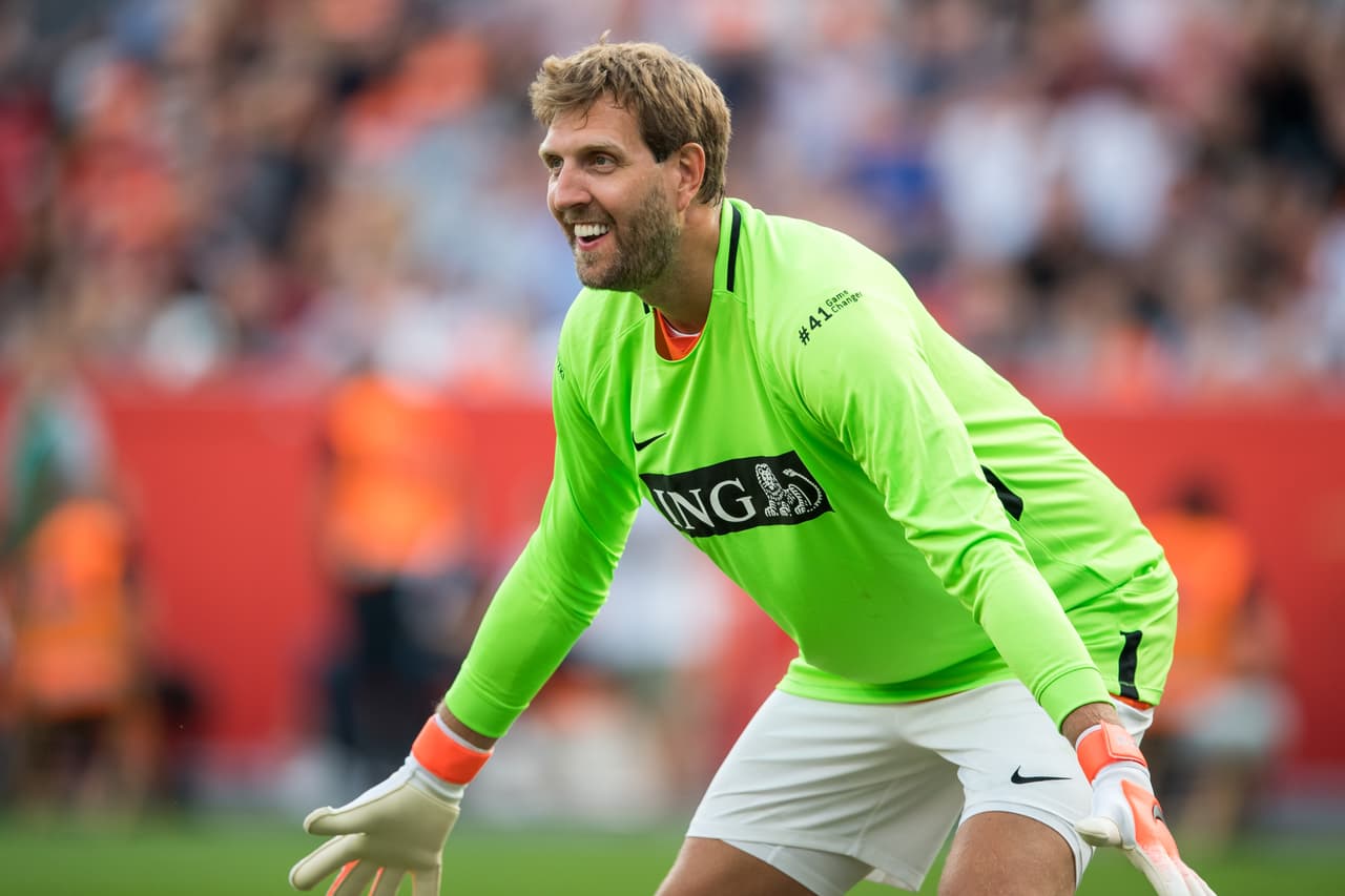 Nowitzki cambia encestes por goles