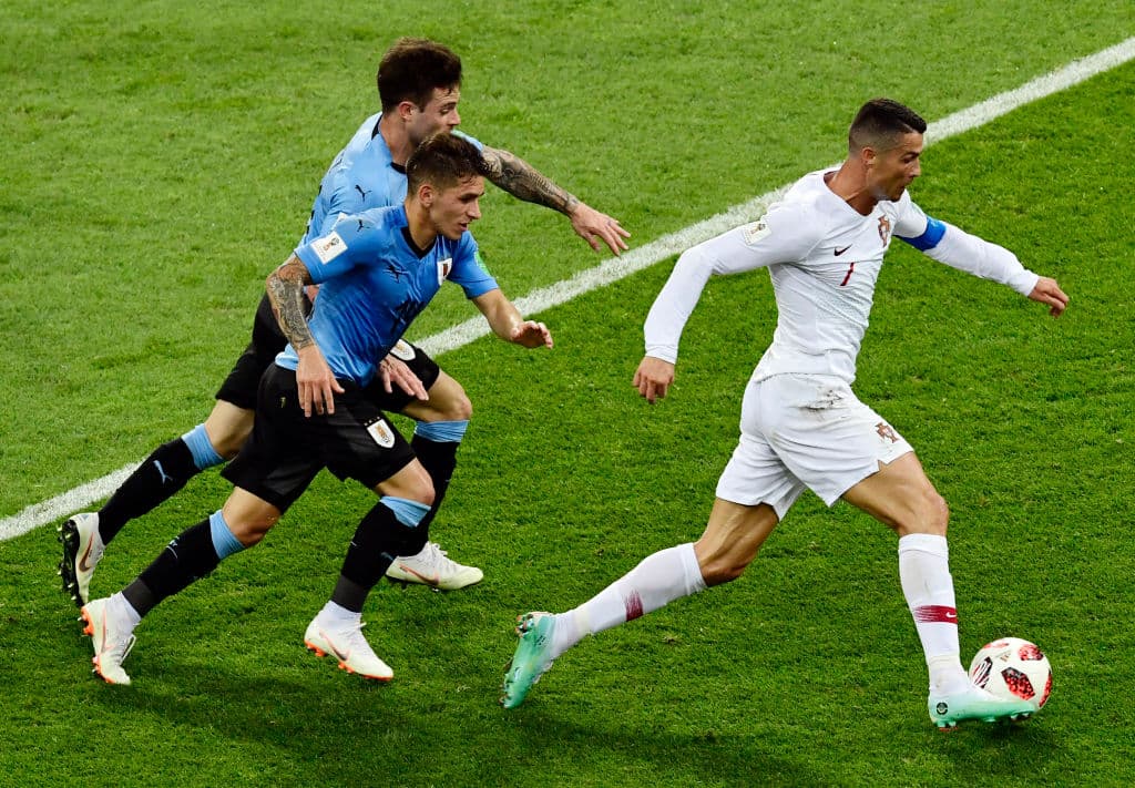 Cada vez que tuvo el balón, la defensa uruguaya fue agresiva para no permitirle actuar con comodidad.