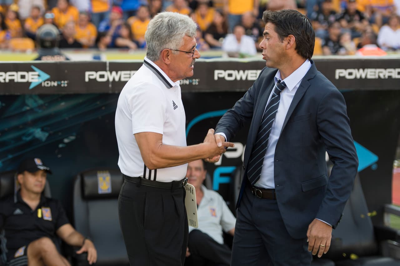 Ricardo "Tuca" Ferreti, el técnico más experimentado del futbol mexicano, da la bienvenida a Rafael García, entrenador de los poblanos.