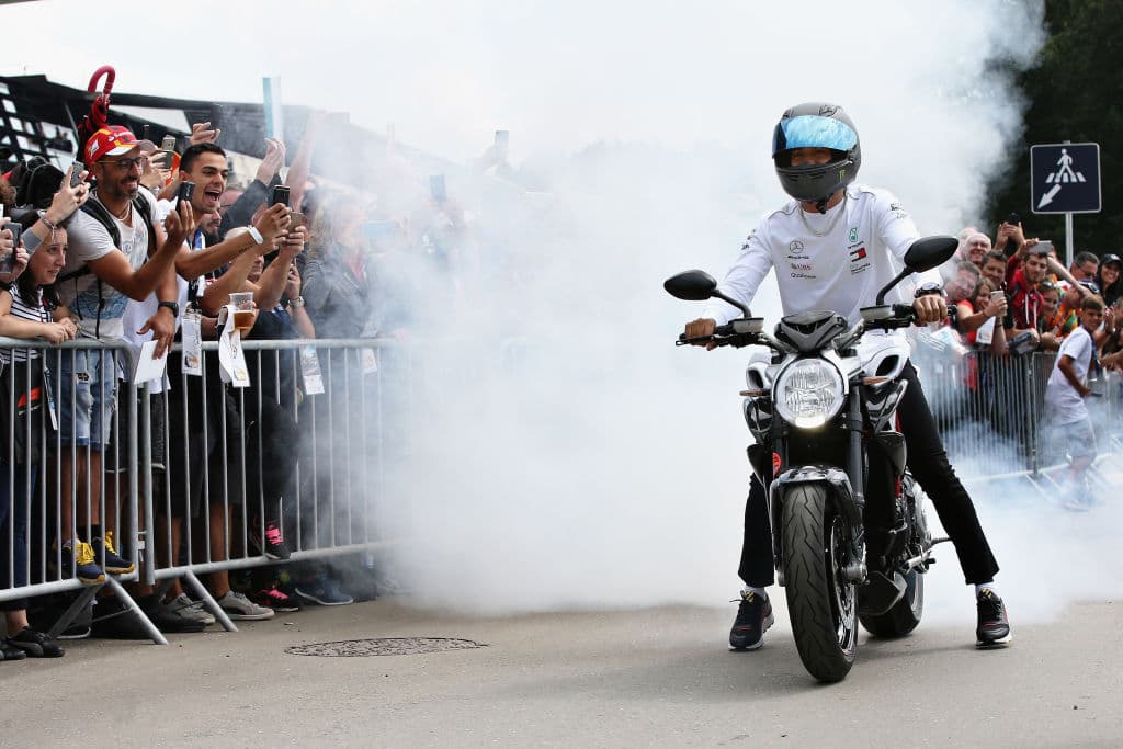 La Fórmula 1 sigue con todos los motores encendidos y vive una nueva competencia con el Gran Premio de Austria, en una jornada de prácticas que tuvo una particular llegada de Lewis Hamilton en moto.