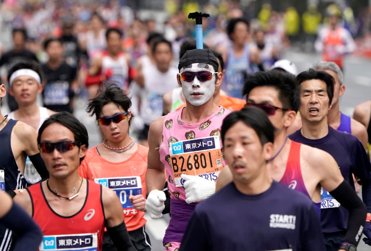 La Maratón de Tokio dio apertura a la temporada de las grandes carreras del atletismo mundial, en medio del colorido de algunos de sus participantes y sus curiosos atuendos.