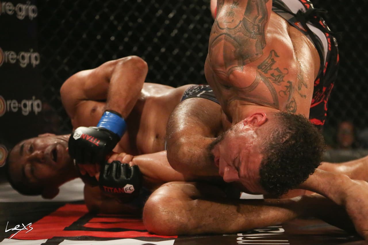 El el evento co-principal Farkhad Sharipov se impuso sobre Andrew Whitney (33 años) de Coconut Creek (Florida) quien, aunque terminó los 5 rounds, pero siempre fue dominado.