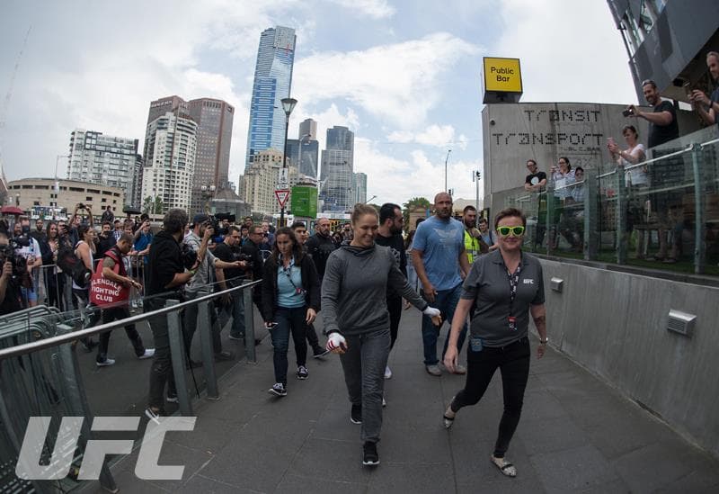Ronda Rousey enseñó sus armas en Australia de cara a su combate contra Holly Holm este 14 de noviembre en Australia.