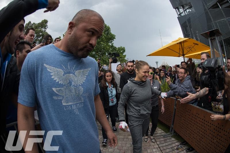 Ronda Rousey enseñó sus armas en Australia de cara a su combate contra Holly Holm este 14 de noviembre en Australia.