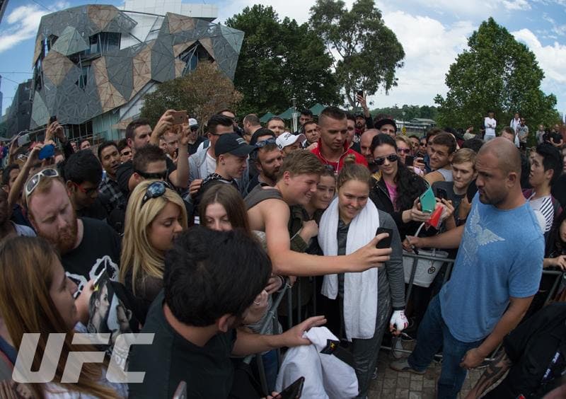 Ronda Rousey enseñó sus armas en Australia de cara a su combate contra Holly Holm este 14 de noviembre en Australia.