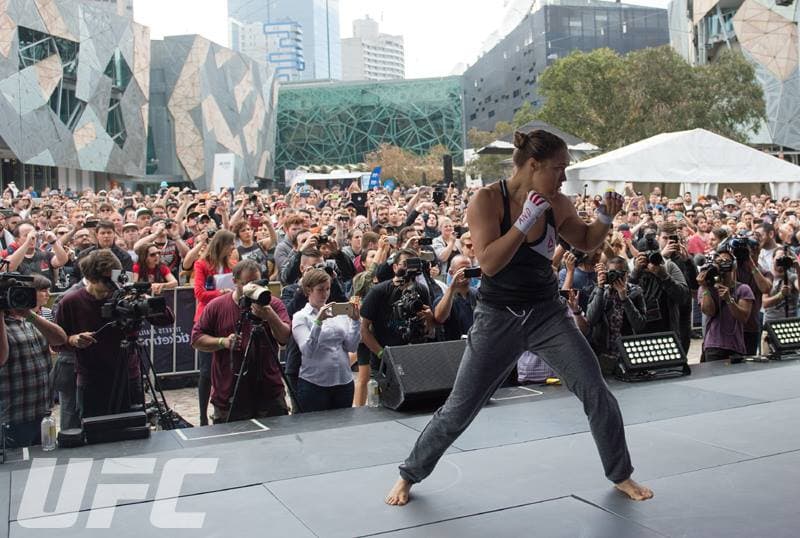 Ronda Rousey enseñó sus armas en Australia de cara a su combate contra Holly Holm este 14 de noviembre en Australia.