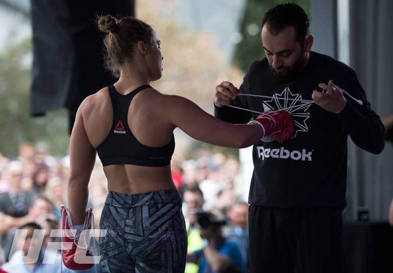 Ronda Rousey enseñó sus armas en Australia de cara a su combate contra Holly Holm este 14 de noviembre en Australia.