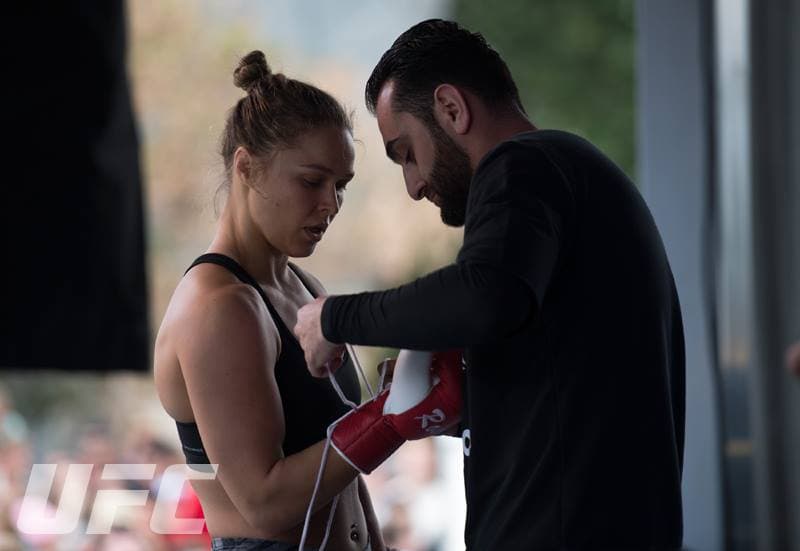 Ronda Rousey enseñó sus armas en Australia de cara a su combate contra Holly Holm este 14 de noviembre en Australia.